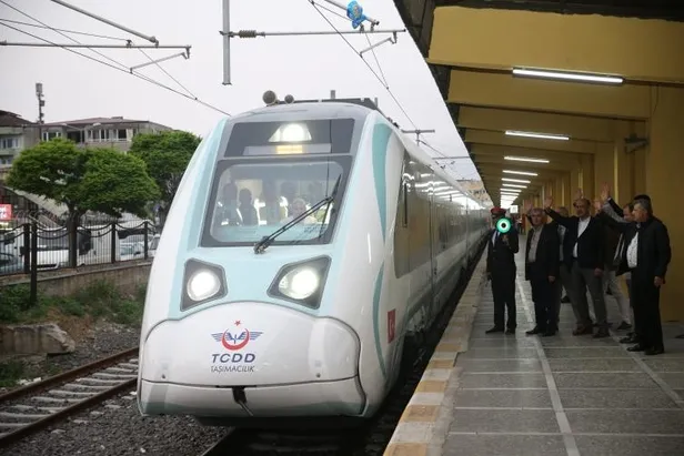 milli-elektrikli-tren-ilk-seferini-yapti-gunde-yaklasik-500-kilometre-yol-kat-edecek-1685229199191.jpeg Milli elektrikli tren ilk seferini yaptı: Günde yaklaşık 500 kilometre yol kat edecek-3