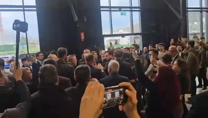 ozgur-ozelin-izinden-gitti-chpli-meclis-uyesinden-agza-alinmayacak-kufurler-kadinlar-arbedenin-arasinda-kaldi-1770918240487.jpeg Özgür Özel'in izinden gitti | CHP'li meclis üyesinden ağza alınmayacak küfürler: Kadınlar arbedenin arasında kaldı-4