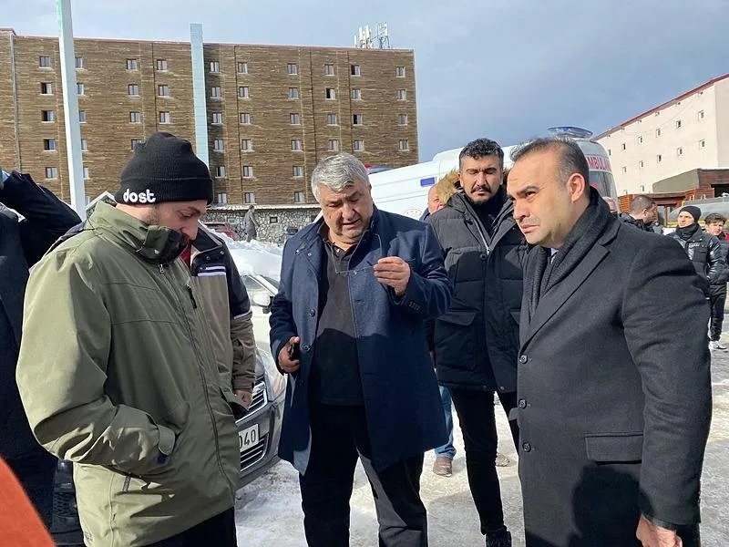 Sanayi ve Teknoloji Bakanı Fatih Mehmet Kacır da yakınlarını bekleyen Baba Gültekin’den bilgi almıştı. (DHA)