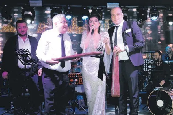 capkinligiyla-taninan-mehmet-ali-erbil-sahalara-geri-dondu-genc-kizlarla-birlikte-1684265476418.jpeg Çapkınlığıyla tanınan Mehmet Ali Erbil sahalara geri döndü: Genç kızlarla birlikte...-6