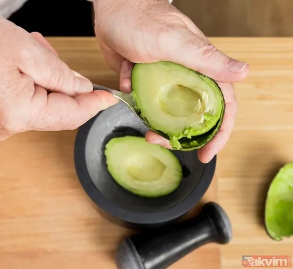 🥑 Neden Avokado? Uzmanlar Bu Etkinin Kesin Nedenine Henüz Tam Olarak Ulaşamamış Olsa Da, Bazı Hipotezler Öne Sürülüyor: Antioksidan İçeriği: Avokado,...