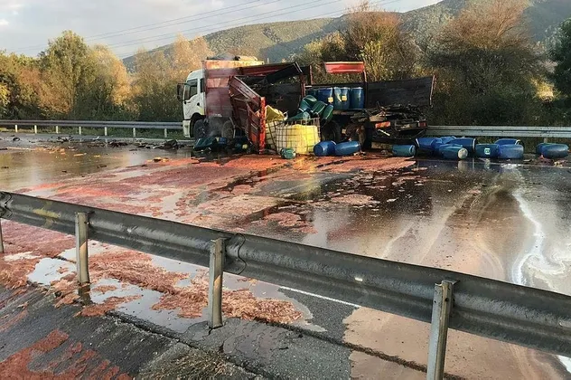 Asit yüklü kamyona çarptı, TEM trafiğe kapandı