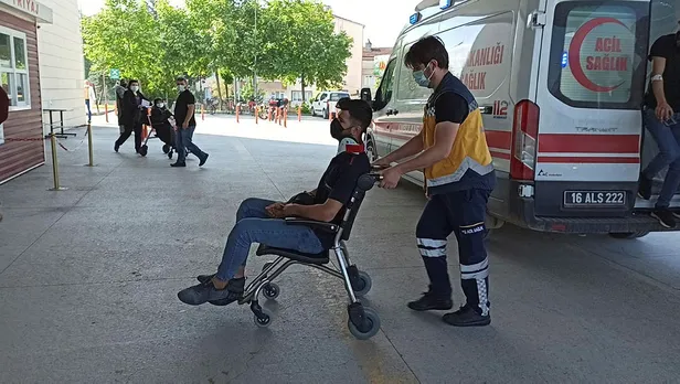 Bursa'da işçilerin minibüsü ile otomobil çarpıştı: 7 yaralı-1