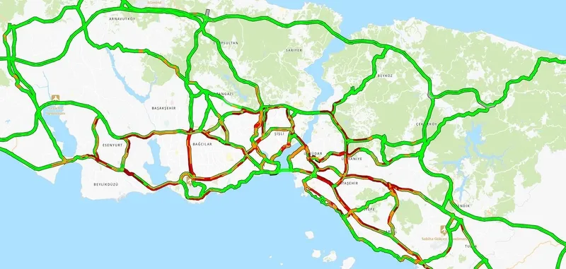 İstanbul'da yağışlı havanın etkisiyle trafik yoğunluğu yüzde 81'e çıktı! Toplu taşımada çile-1