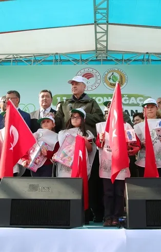 Başkan Erdoğan, "Geleceğe nefes" programında çocuklar ile birlikte "Tohumlar fidana" şarkısını seslendirdi