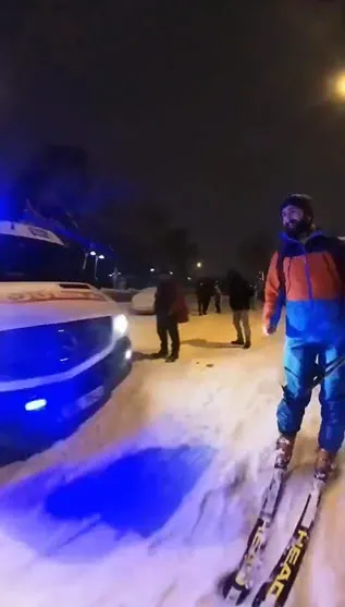 ibb-yuzunden-yasanan-kar-esareti-vatandasa-kaymayi-da-ogretti-avcilardan-firuzkoye-kayarak-gitti-1643093285874.jpg İBB yüzünden yaşanan kar esareti vatandaşa kaymayı da öğretti! Avcılar'dan Firüzköy'e kayarak gitti-2