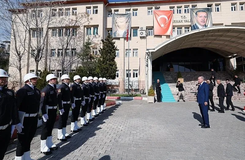 Başkan Recep Tayyip Erdoğan, Şırnak Valiliği'ni ziyaret etti. Erdoğan, burada tören mangasını selamladı.
