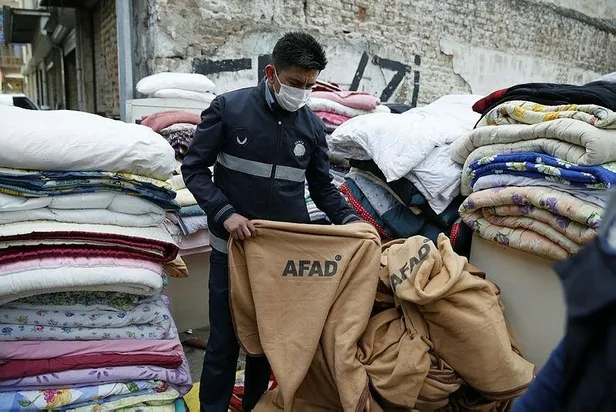 SON DAKİKA: İzmir'de depremzedeler için gönderilen battaniyeleri satmaya çalıştılar-1