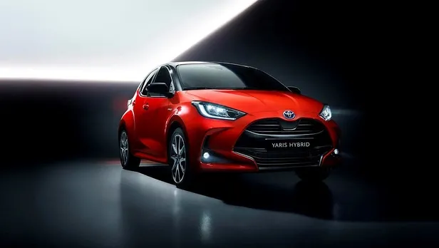 1999da-tanitildi-2000de-yilin-otomobili-secildi-toyota-yarisin-4-milyonuncu-araci-banttan-indi-yaris-teknik-ozellikler-1608312699946.jpeg