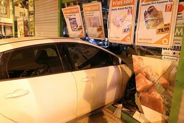 Üsküdar'da otomobil markete girdi-6