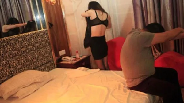 ankara-merkezli-fuhus-operasyonunda-11-kisi-gozaltina-alindi-1648558568106.jpg Anne, oğlu, gelin de dahil! Ankara ve İzmir'de fuhuş baskınları-4
