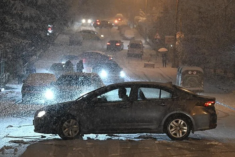 Ankara'da akşam saatlerinde başlayan kar yağışına yolda yakalanan sürücüler, zor anlar yaşadı. (AA)