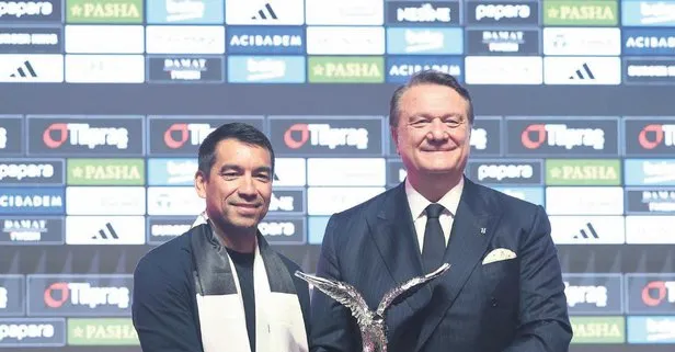 Beşiktaş’ın yeni hocası Van Bronckhorst imza sonrası konuştu: Taraftar bizimle gurur duyacak