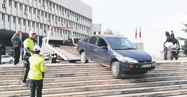 Zonguldak’ta valilik önünde şaşırtan görüntü! Yolu şaşırdı, merdivenlerde asılı kaldı