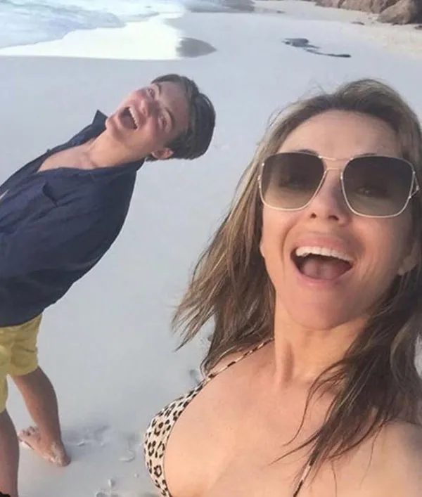 Elizabeth Hurley'in oğlu isyan etti!-10