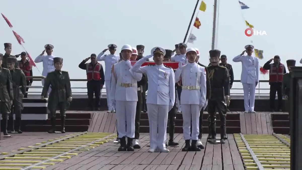 Atatürk’ü temsil eden bayrak karaya çıktı