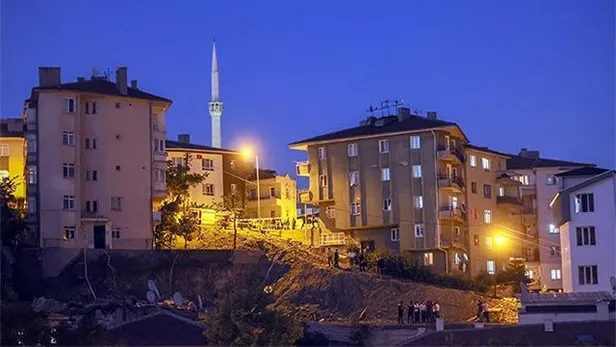ankara-cankayada-temel-kazisinda-istinat-duvari-coktu-5-bina-cokme-riskine-karsi-bosaltildi-1625084663435.jpeg Ankara Çankaya'da temel kazısında istinat duvarı çöktü: 5 bina çökme riskine karşı boşaltıldı-4