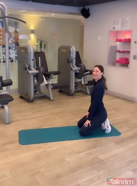 47'lik Demet Şener spor salonundan paylaştı! Lacivert taytıyla planka durdu genç kızlara taş çıkardı! İşte o anlar... - 7