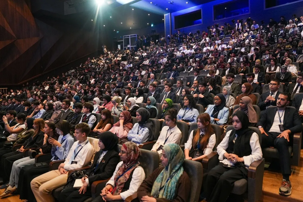 bosphorus-diplomasi-forumunda-gencler-sahnede-1786524898454.jpeg Bosphorus Diplomasi Forumu'nda genç imzası: 30 milletten öğrenci İstanbul'da buluştu-6