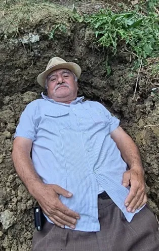 Emekli Rafet Karakabak rüyasında gördüğü mezarı kendisi kazdı