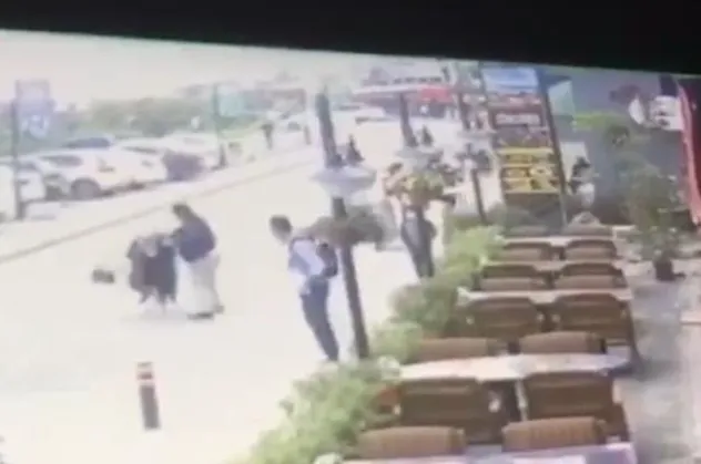 Restoran çıkışı karısını döven adama meydan dayağı! O anlar kamerada