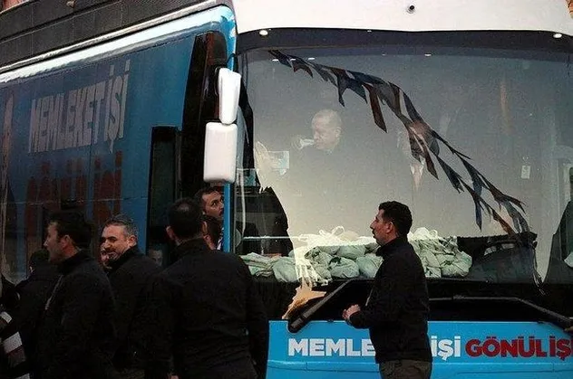 Başkan Erdoğan kendisine seslenen engelli genç için aracını durdurdu