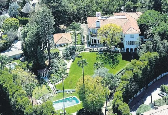 Hollywood dünyasının ünlü yıldızlarından virüse karşı ultra lüks önlem! Milyonlarca dolarlık evlerde karantina...-1