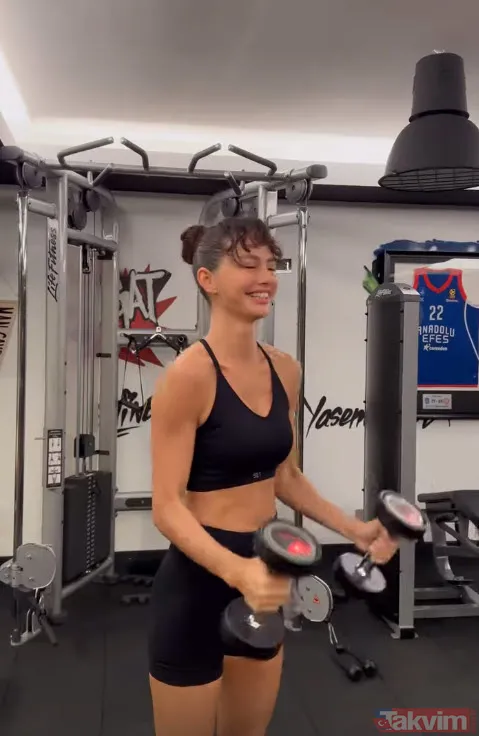 Yasemin Özilhan'in 3 beyazlı akşam yemeği sosyal medyanın diline düştü "Böyle yan yana da görünce ne bileyim..." - 12