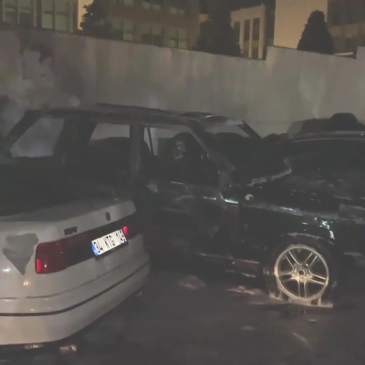 Sarıyer’de otoparktaki 5 otomobil yandı