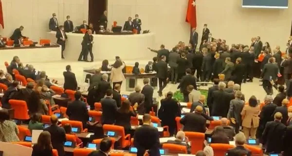 chpli-ozgur-ozel-hakaret-etti-meclis-karistir-yumruk-yumruga-buyuk-kavga-1639000188857.jpg