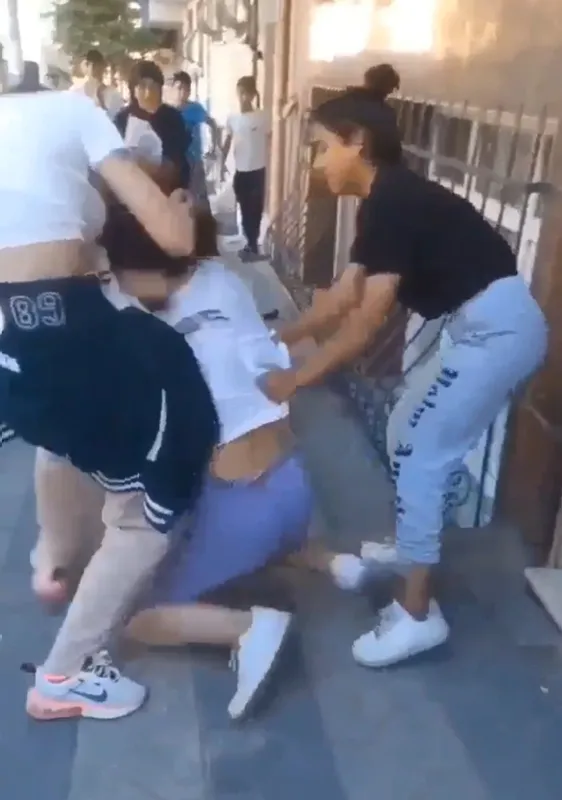 bu-genclere-neler-oluyor-sultangazide-iki-ayri-kavga-kizlar-birbirine-girdi-yari-ciplak-gencler-arazide-kavgay-1659422926304.jpg