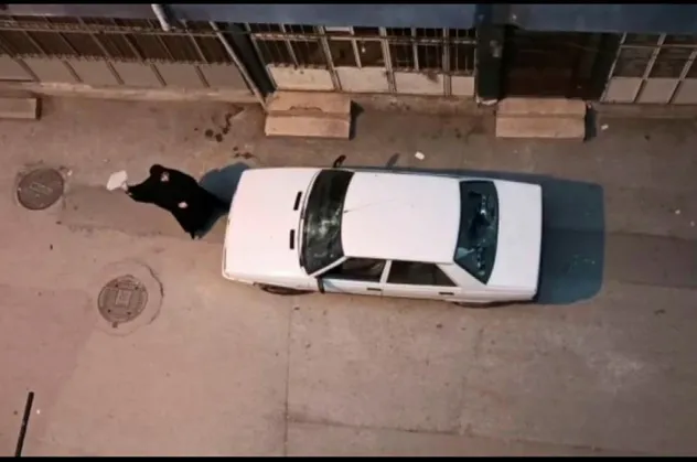 Aldatılan kadın mahalleyi birbirine kattı! Elindeki taşla paramparça etti