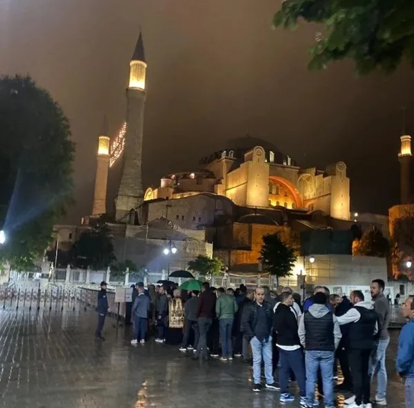 fethin-570inci-yilinda-ayasofyaya-akin-baskan-erdoganin-zaferinin-ardindan-sabah-namazina-kostular-1685334057538.jpg Fethin 570’inci yılında Ayasofya'ya akın: Başkan Erdoğan'ın zaferinin ardından sabah namazına koştular-9