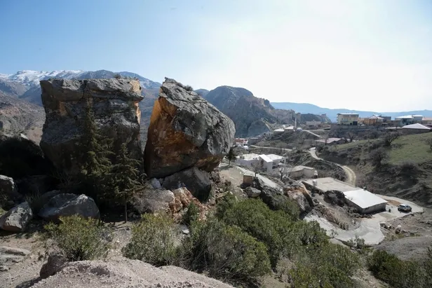 Adıyaman'da depremlerin etkisiyle yerinden ayrılan dev kaya eve çarpmış halde duruyor-5