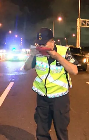 Kazaya müdahale eden jandarmadan duygulandıran hareket! Türk Bayrağını önce öptü sonra aracına aldı