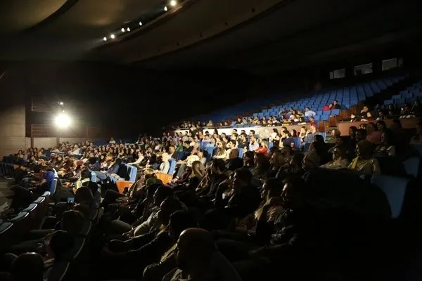 Sermiyan Midyat boş koltuklara stand up yaptı-3