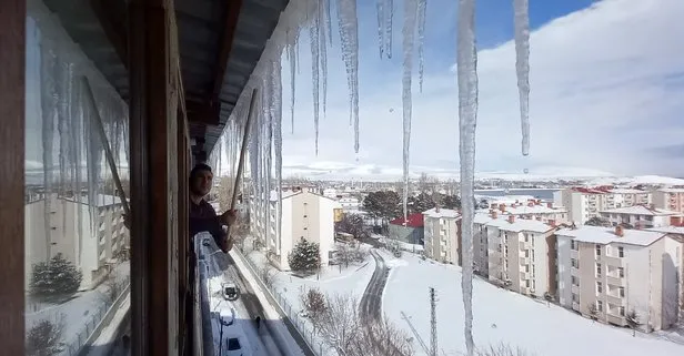 Tatvan’da buz sarkıtları 2 metreyi buldu