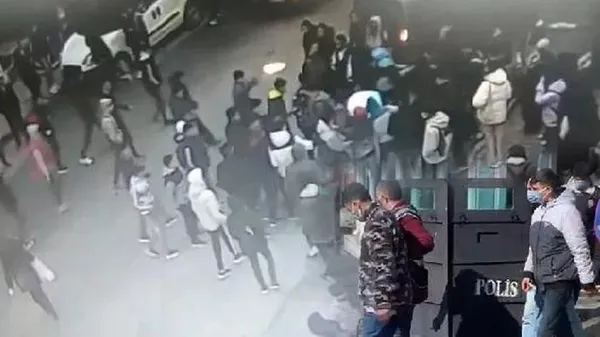 Esenyurt'ta okul çıkışı silahlı ve bıçaklı saldırıya uğradı-1