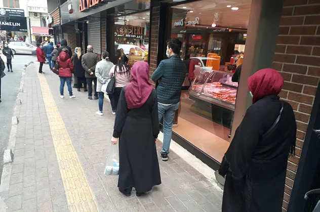 Yer: İstanbul! Metrelerce alışveriş kuyruğu oluştu