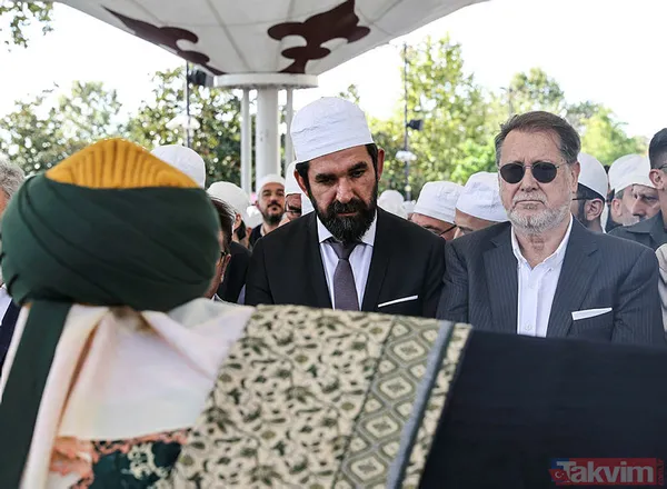 Camii Haziresinde Bulunan Fatih Sultan Mehmet Türbesi Önünde Sanatçı Ahmet Özhan Tarafından Tekkenin Postnişini İnançer İçin Dua Edildi.