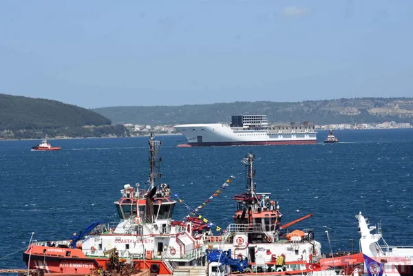 Romanya'da inşa edilen dev yolcu gemisinin ön bölümü Çanakkale Boğazı'ndan geçti - 3