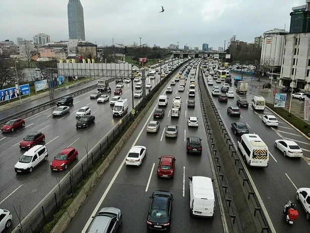 son-dakika-istanbulda-trafik-cilesi-yogunluk-85-seviyelerine-yukseldi-1647532612471.jpeg