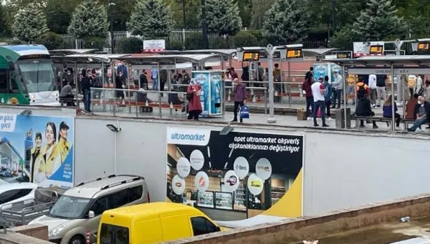 'Yolculuk çilesi' İstanbul'da trafik durma noktasına geldi vatandaşlar tepkili! Toplu taşımada yoğunluk!