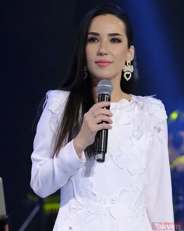 4 yılı devirdiler! İpek Açar eşi Alper Kömürcü'yle tanışma hikayesini ilk kez anlattı! 'İyi ki Doğdun Kayahan' konserinde... - 5