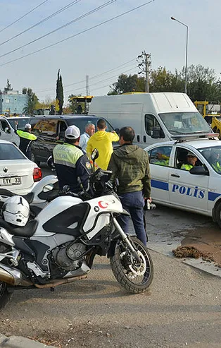 Acı olay! Önce kamyon çarptı ardından otomobilin altında kaldı