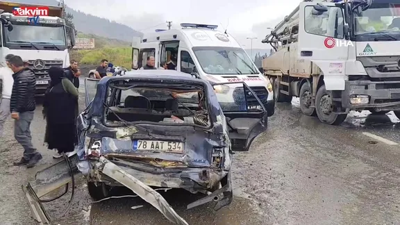 Karabük’te beton mikseriyle otomobil çarpıştı: 1’i çocuk 5 yaralı!