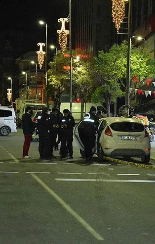 Küçükçekmece'de iki otomobil ile gelen silahlı kişiler otoparkı kurşun yağmuruna tuttu