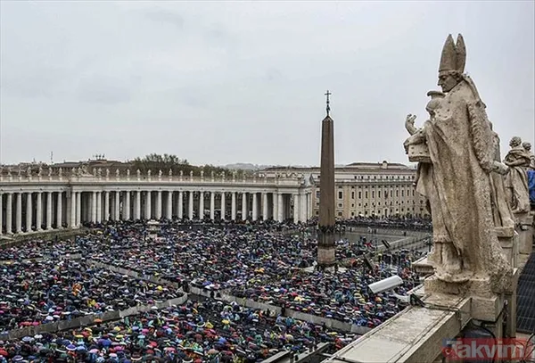 Devletin başında, aynı zamanda tüm Katolik dünyasının ruhani lideri olan Papa bulunur. Ülkenin idari işleri Papa'ya bağlı çalışan Devlet Sekreterliği...