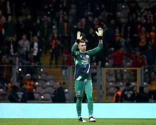 Muslera kalesinde devleşti! Sosyal medyada yer yerinden oynadı...