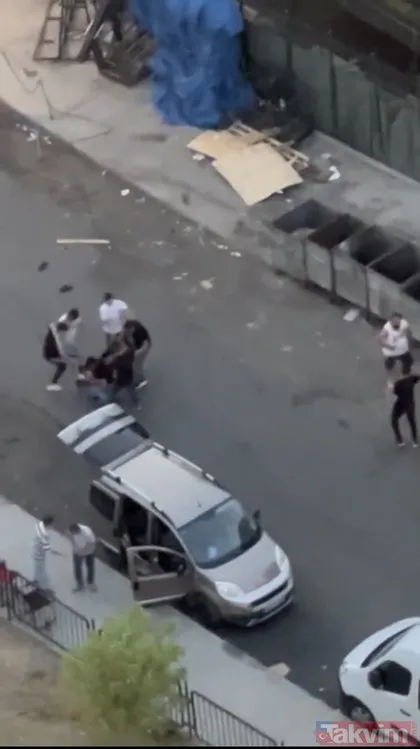 İstanbul Bayrampaşa’da şok görüntüler: Kafasına sopayla vurup yerde tekmelediler!